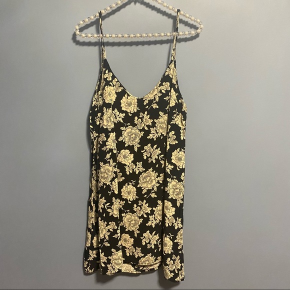 ⭐️HP⭐️ BNWT Brandy Melville Floral Lynette Dress - Picture 5 of 7